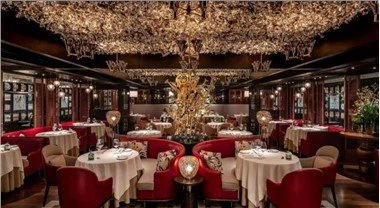 How to add a personal touch to a Table De Banquet?